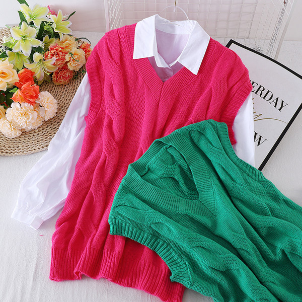 Trikotāžas sieviešu veste ar špica kakla izgriezumu