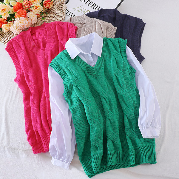 Trikotāžas sieviešu veste ar špica kakla izgriezumu