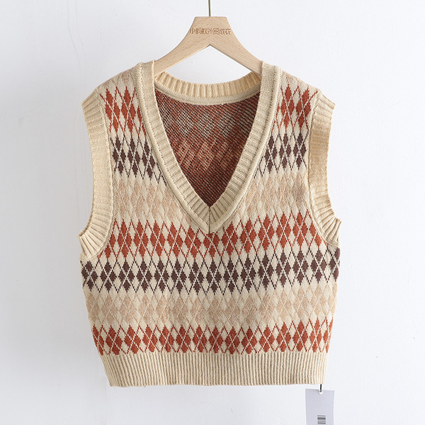 Trumpa laisvalaikio liemenė moterims su špico iškirpte