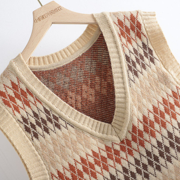 Trumpa laisvalaikio liemenė moterims su špico iškirpte