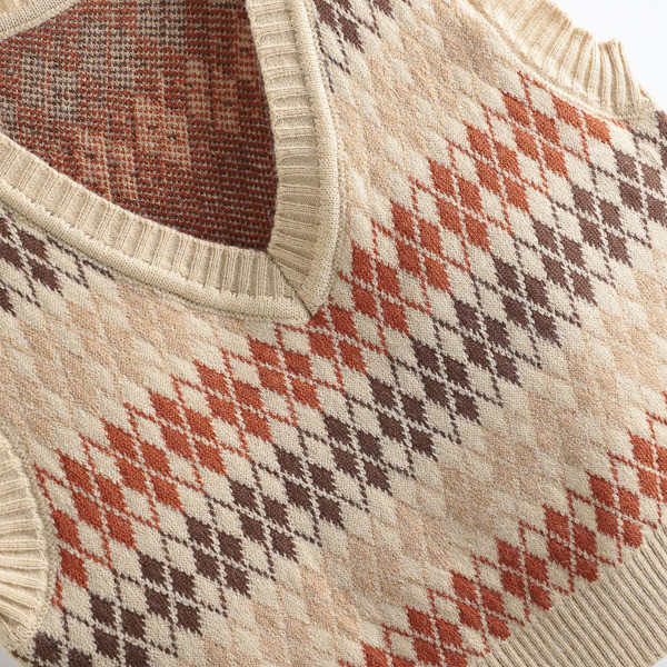 Trumpa laisvalaikio liemenė moterims su špico iškirpte