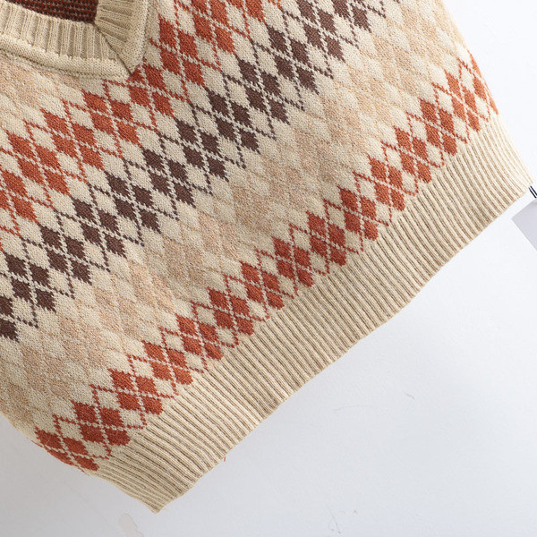 Trumpa laisvalaikio liemenė moterims su špico iškirpte