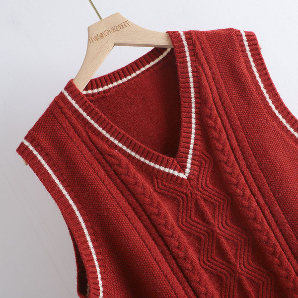 Naiste vabaaja kootud vest spitsikaelusega