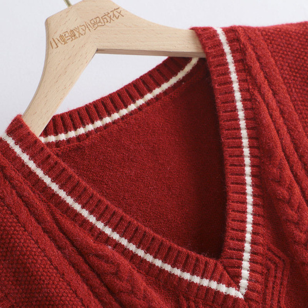 Naiste vabaaja kootud vest spitsikaelusega