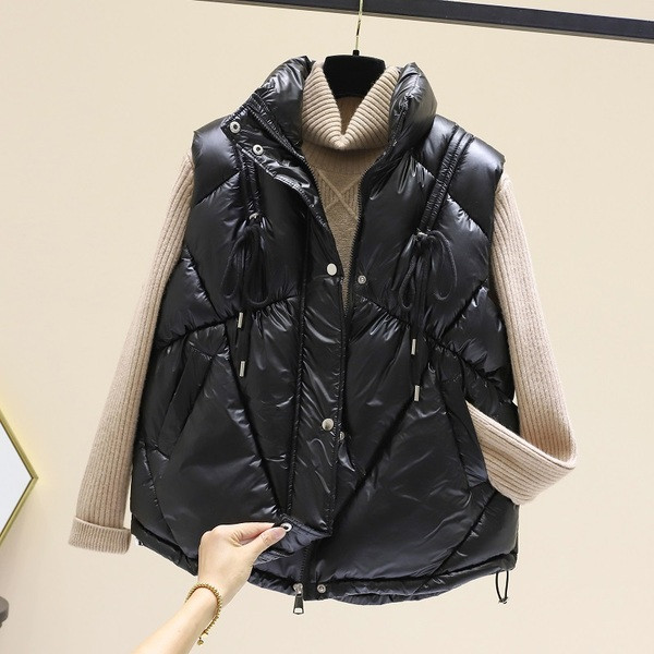 Kõrge krae ja taskutega läikiv naistevest