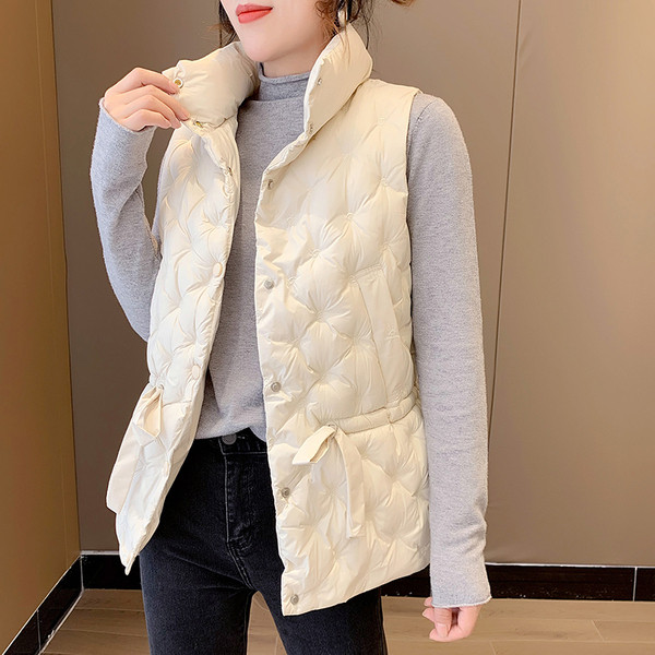 Ženski jesenski prsluk s visokim ovratnikom i gumbima