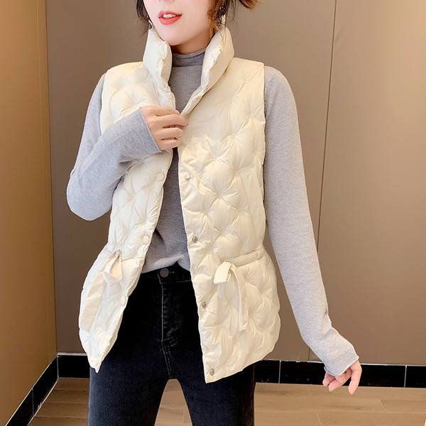 Ženski jesenski prsluk s visokim ovratnikom i gumbima