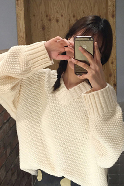 Moodne ovaalse kaelusega naiste kampsun tavaline mudel