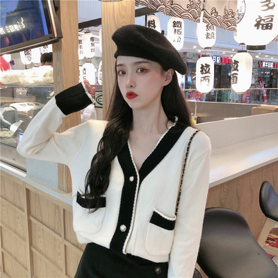 Šiuolaikinė moteriška liemenė su špicine iškirpte ir kišenėmis