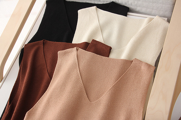 Pikk vabaaja kootud vest spitsikaelusega