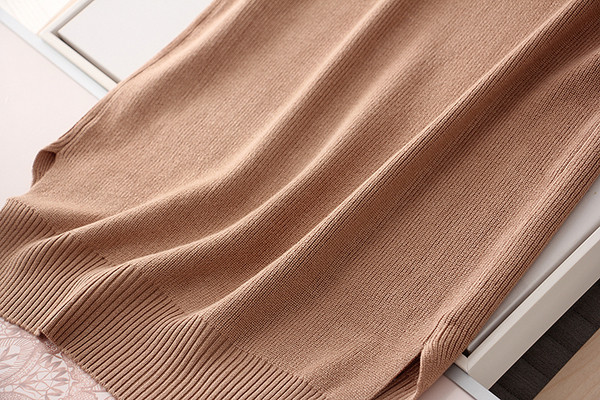 Pikk vabaaja kootud vest spitsikaelusega