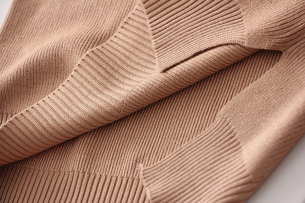 Pikk vabaaja kootud vest spitsikaelusega