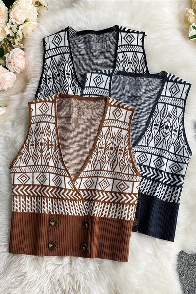 Megzta moteriška liemenė su dvigubomis sagomis ir špicine iškirpte