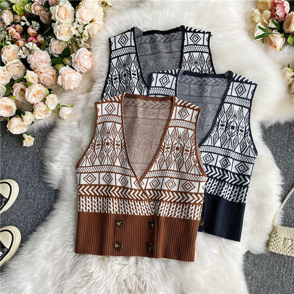 Megzta moteriška liemenė su dvigubomis sagomis ir špicine iškirpte