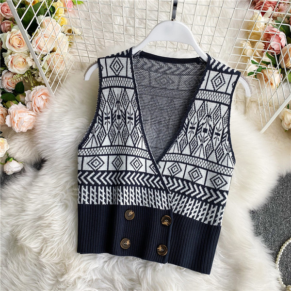 Megzta moteriška liemenė su dvigubomis sagomis ir špicine iškirpte