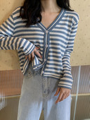 Dryžuota moteriška laisvalaikio liemenė su špico iškirpte