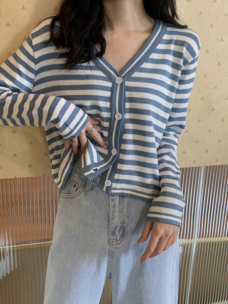 Dryžuota moteriška laisvalaikio liemenė su špico iškirpte