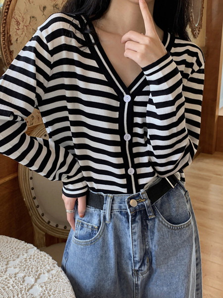 Dryžuota moteriška laisvalaikio liemenė su špico iškirpte