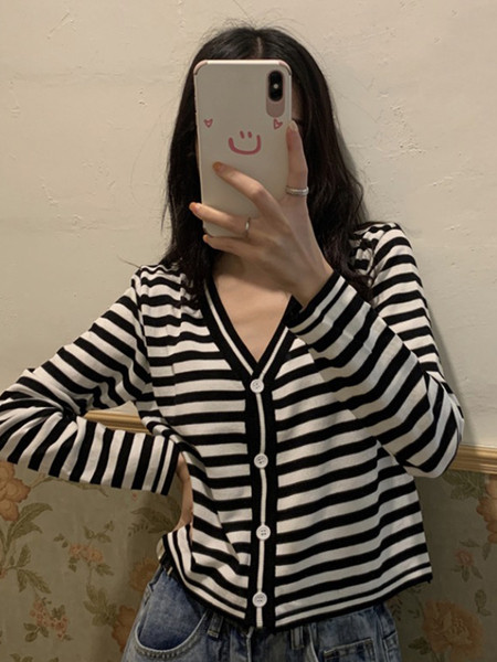 Dryžuota moteriška laisvalaikio liemenė su špico iškirpte