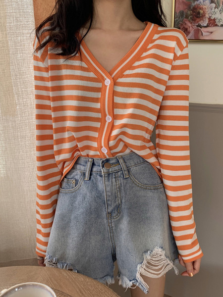 Dryžuota moteriška laisvalaikio liemenė su špico iškirpte