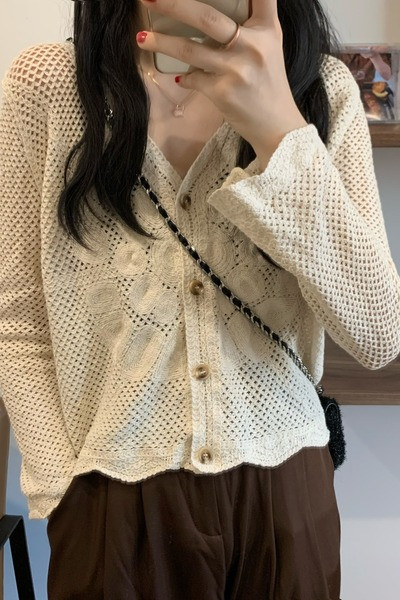 Paprasta moteriška megzta liemenė V formos iškirpte