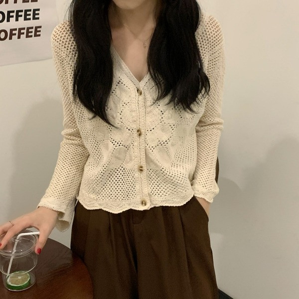 Paprasta moteriška megzta liemenė V formos iškirpte