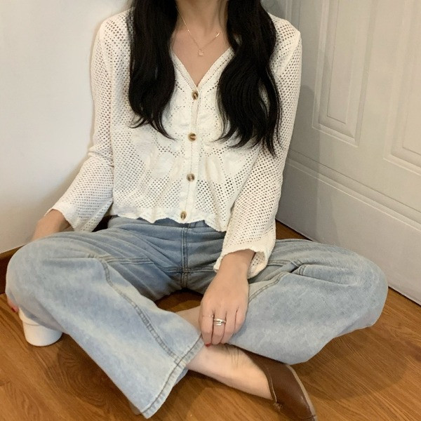 Paprasta moteriška megzta liemenė V formos iškirpte