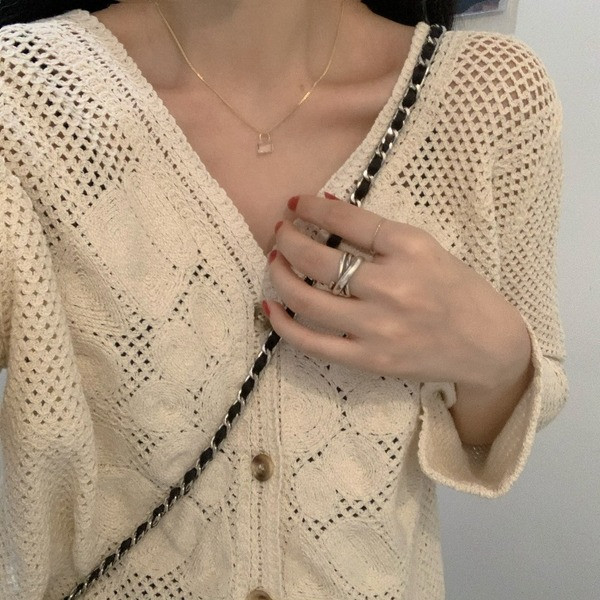 Paprasta moteriška megzta liemenė V formos iškirpte