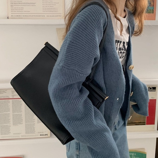 Paprasto modelio moteriška liemenė su špico iškirpte