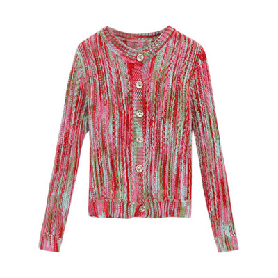 Modernus moteriškas megztas megztinis, prigludęs modelis