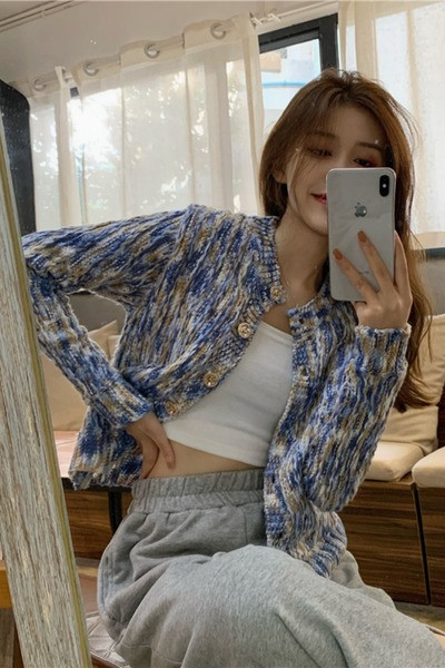 Modernus moteriškas megztas megztinis, prigludęs modelis