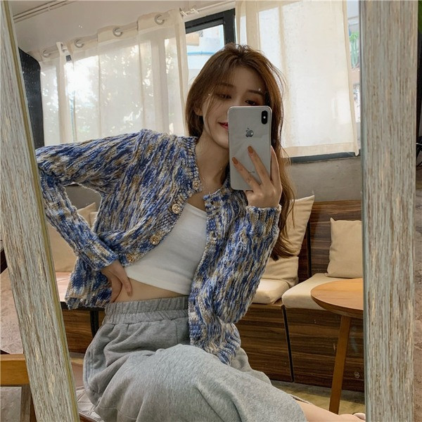 Modernus moteriškas megztas megztinis, prigludęs modelis