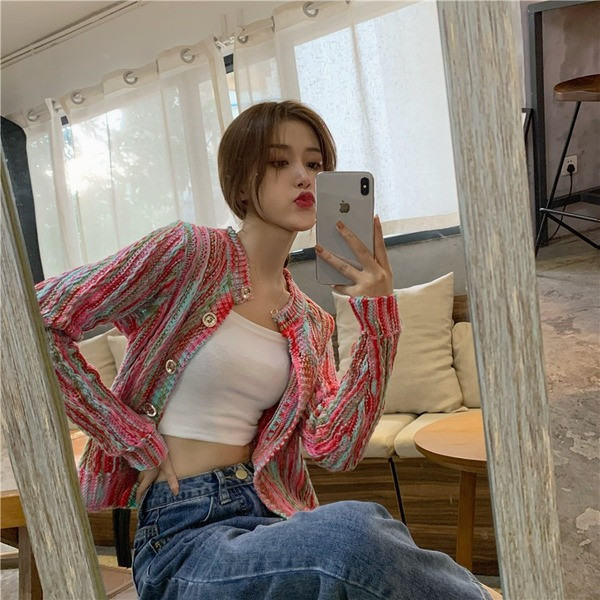 Modernus moteriškas megztas megztinis, prigludęs modelis