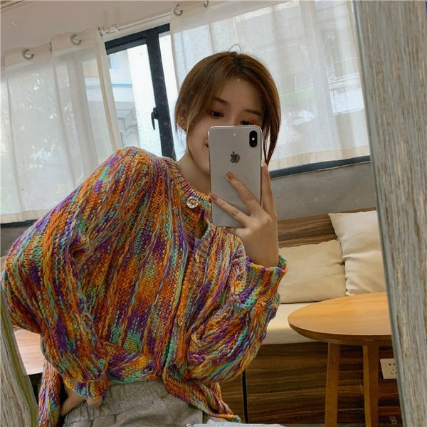 Modernus moteriškas megztas megztinis, prigludęs modelis