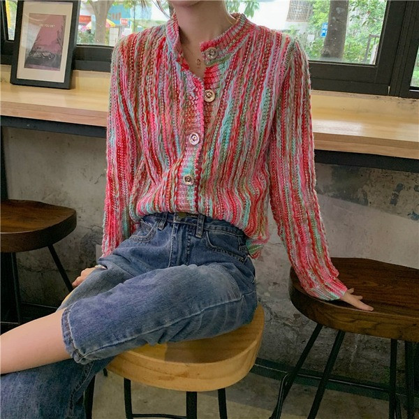 Modernus moteriškas megztas megztinis, prigludęs modelis