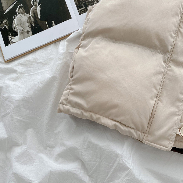 Klassikalise kraega vabaaja naiste vesti tavaline mudel