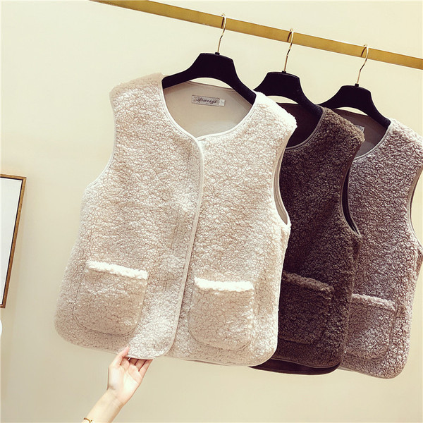 Naiste vabaaja vest ovaalse dekoltee ja taskutega