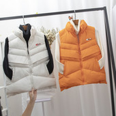 Moteriška sportinė liemenė su kišenėmis ir polo apykakle