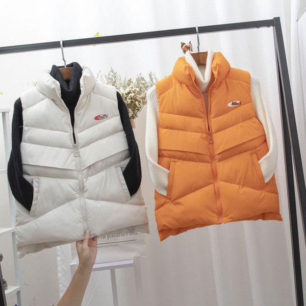 Moteriška sportinė liemenė su kišenėmis ir polo apykakle