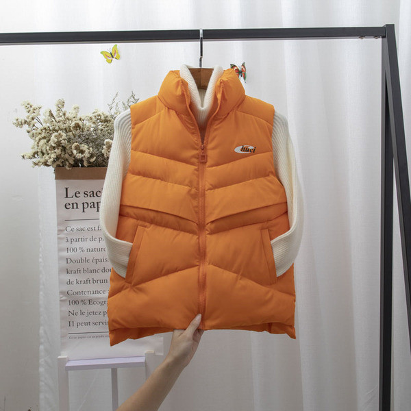 Moteriška sportinė liemenė su kišenėmis ir polo apykakle