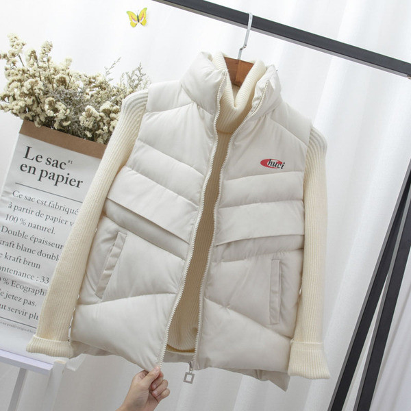 Moteriška sportinė liemenė su kišenėmis ir polo apykakle