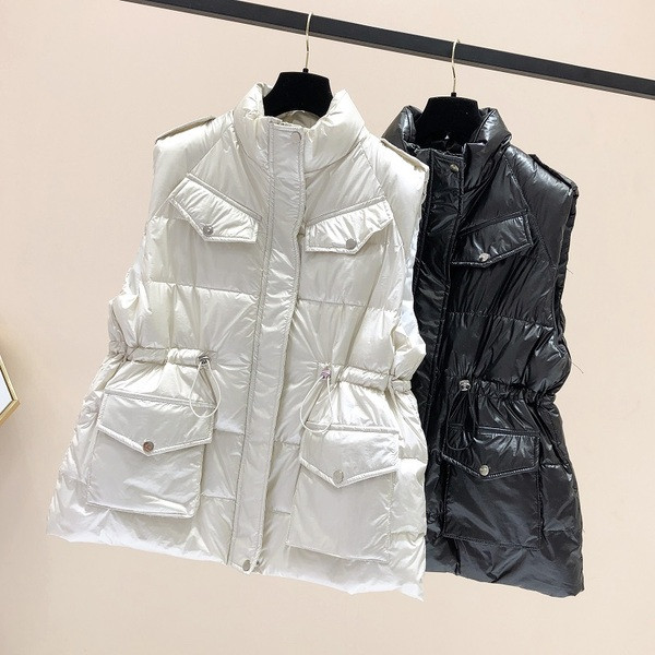 Šiuolaikinė moteriška liemenė aukšta apykakle ir kišenėmis