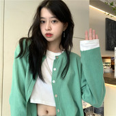 Paprastas moteriškas megztinis su ovalia iškirpte