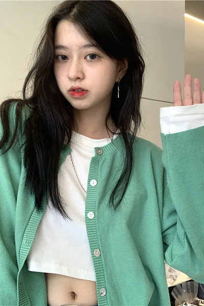 Paprastas moteriškas megztinis su ovalia iškirpte