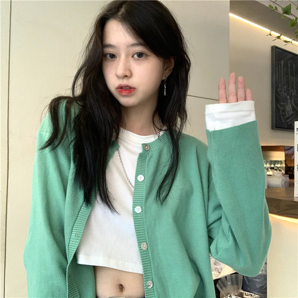 Paprastas moteriškas megztinis su ovalia iškirpte