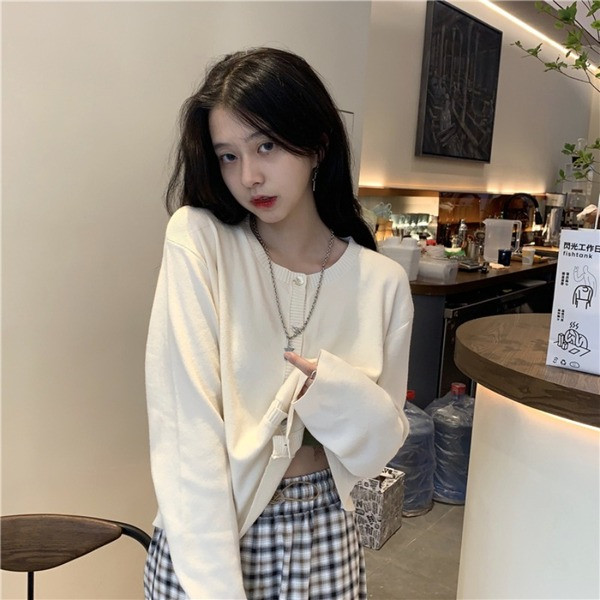 Paprastas moteriškas megztinis su ovalia iškirpte