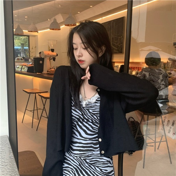 Paprastas moteriškas megztinis su ovalia iškirpte