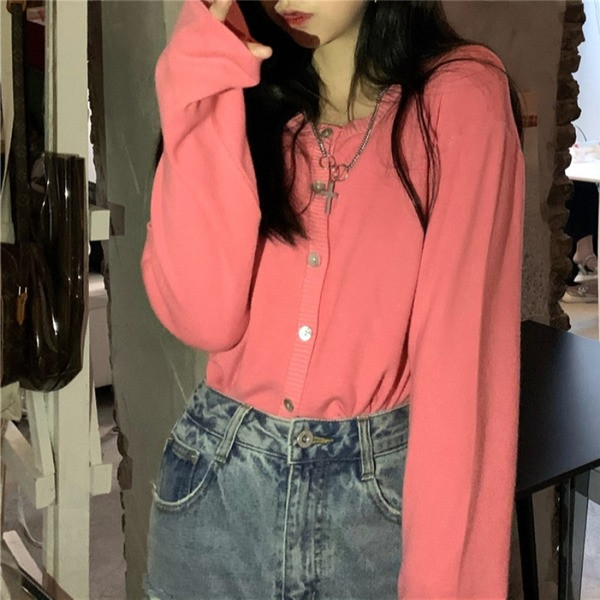 Paprastas moteriškas megztinis su ovalia iškirpte