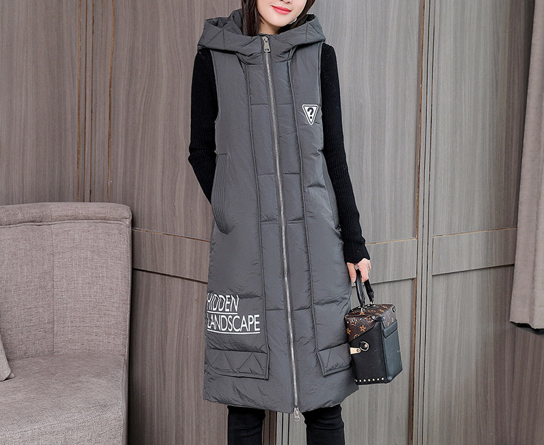 Naiste pikk kapuutsiga vest ja kirjad