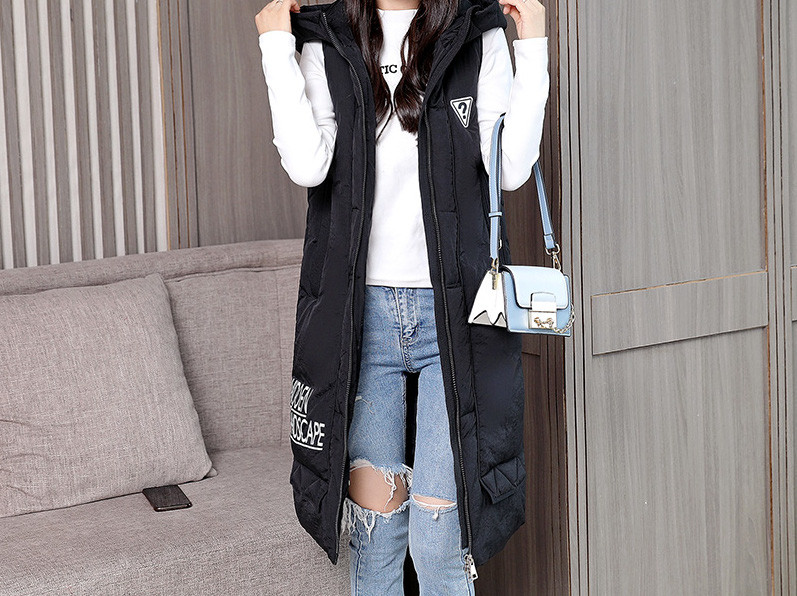 Naiste pikk kapuutsiga vest ja kirjad